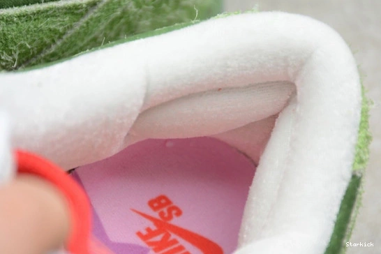 low"strawberry SB Nike Dunk cough" CW7093-601 0730